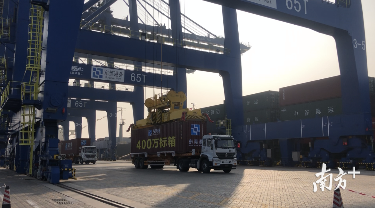 东莞港去年全年集装箱吞吐量突破400万标箱,较2018年增长12%。成为东莞对外开放的重要通道。 东莞港去年全年集装箱吞吐量突破400万标箱,较2018年增长12%。成为东莞对外开放的重要通道。