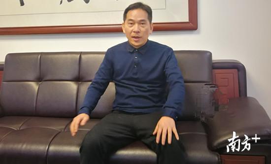 崇志农业生态园负责人叶育和介绍有关生态园情况。