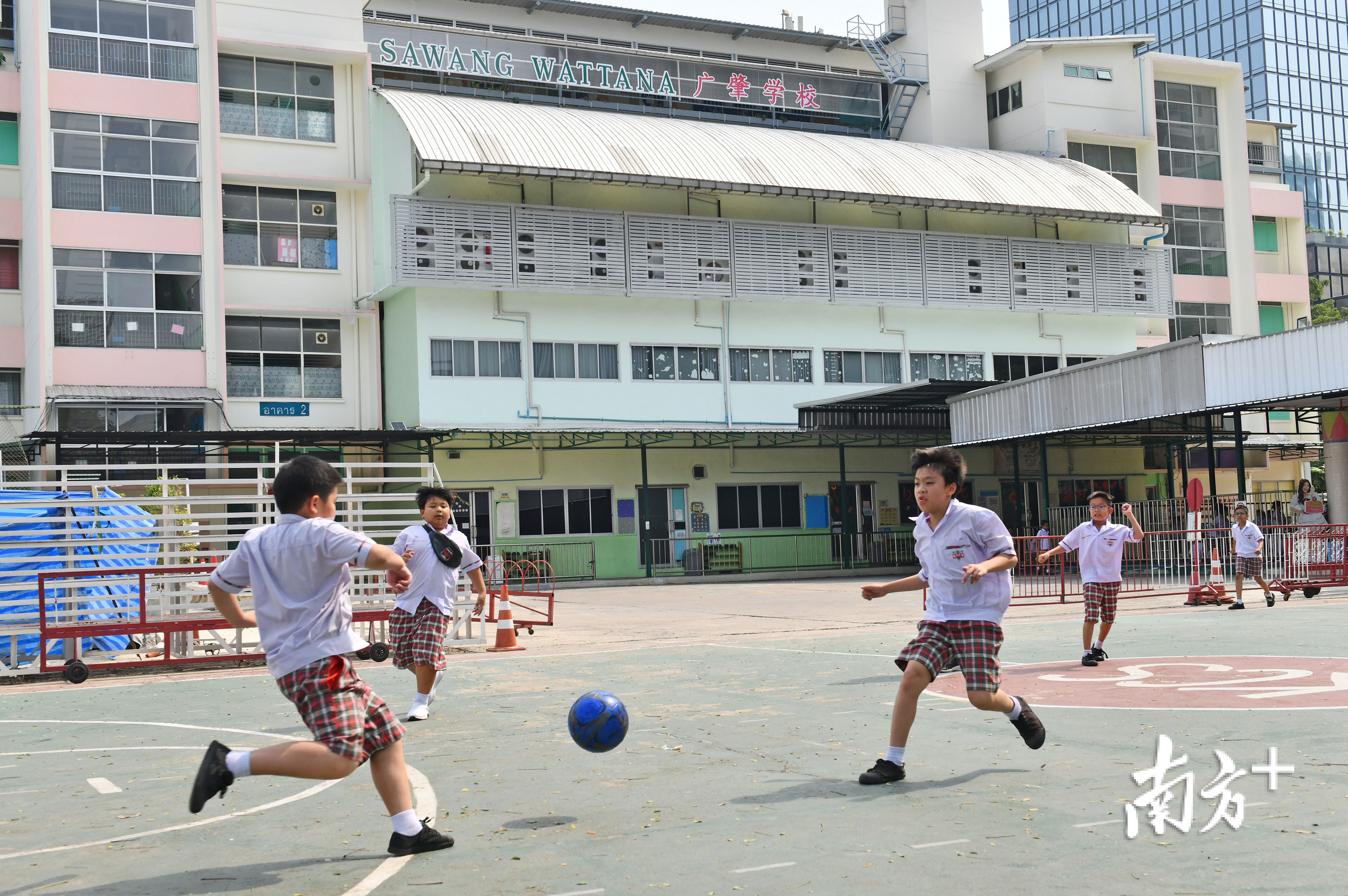 曼谷广肇学校,学生们在操场上开心地踢足球。 曼谷广肇学校,学生们在操场上开心地踢足球。
