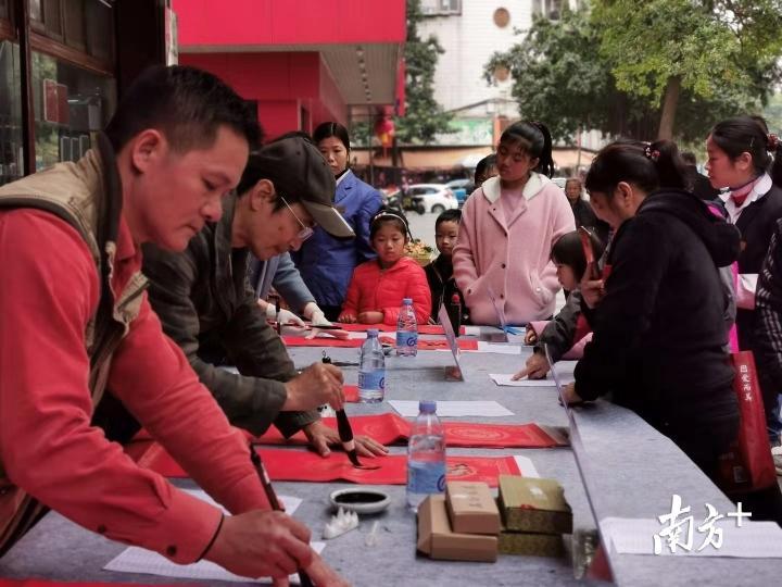 三水书法名家现场挥毫写春联。