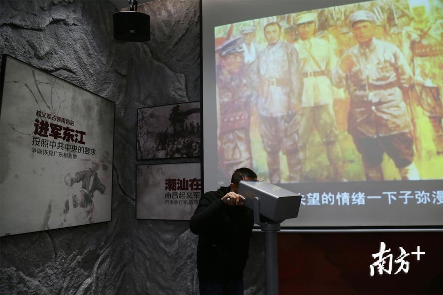 参观者用VR设备观看“潮州七日红，青史垂千秋”短片。