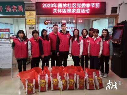 风光书城与西南街道园林社区党委联手，慰问特困群众。