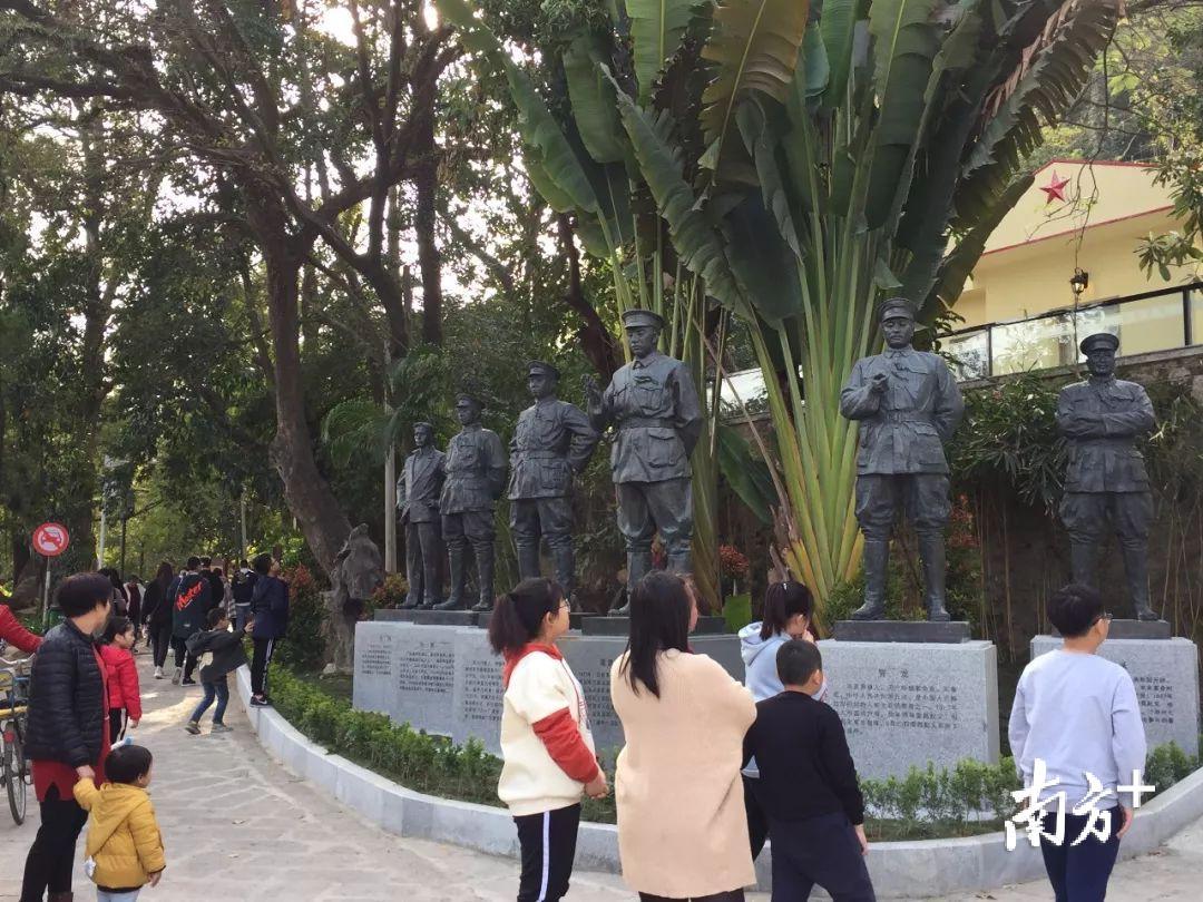 涵碧楼外的革命家雕塑群像。