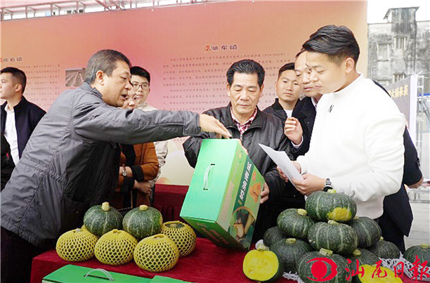 群众在展销会上咨询产品有关情况。记者 郑燕珊 摄