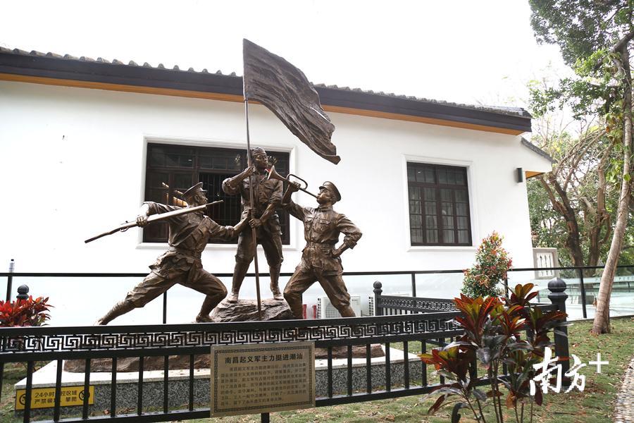 该雕塑表现南昌起义军主力挺进潮汕的历史场景。