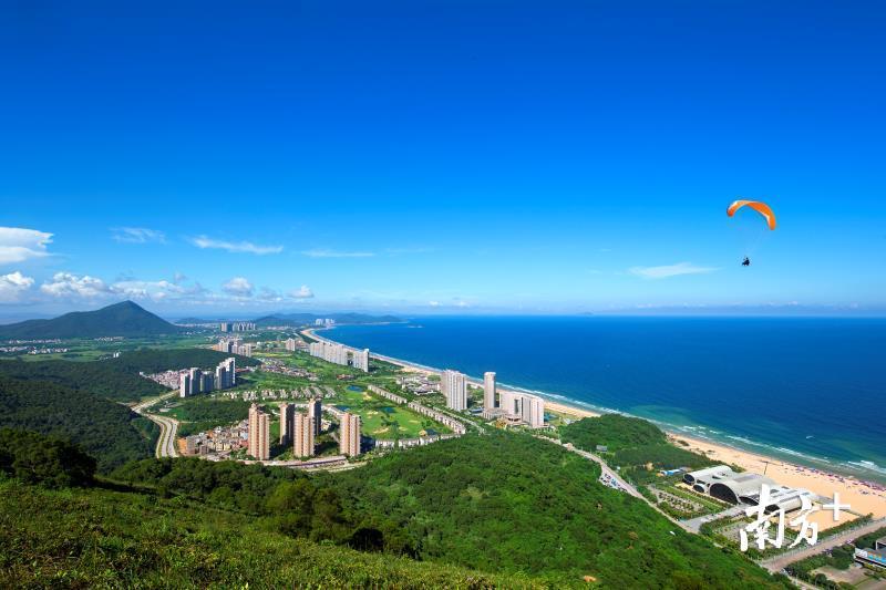 阳江滨海旅游发展迅速，图为绿如翡翠的海陵岛十里银滩。资料图片