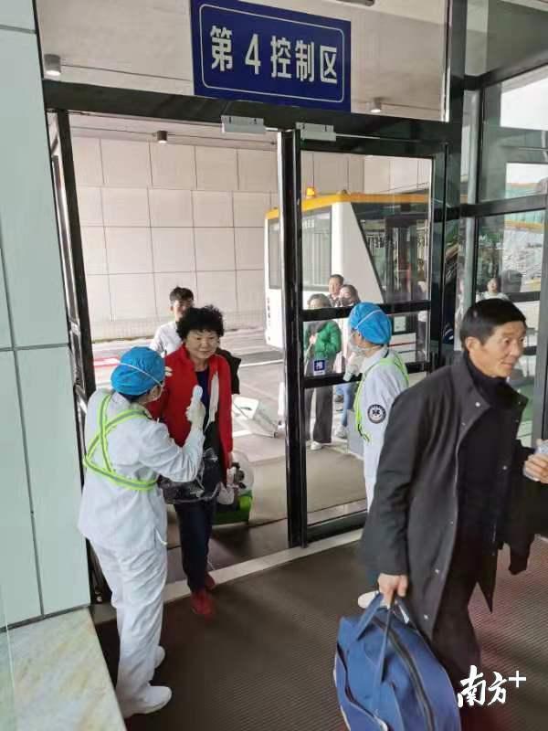 图为武汉抵达珠海机场航班旅客。来源:珠海机场官方微博