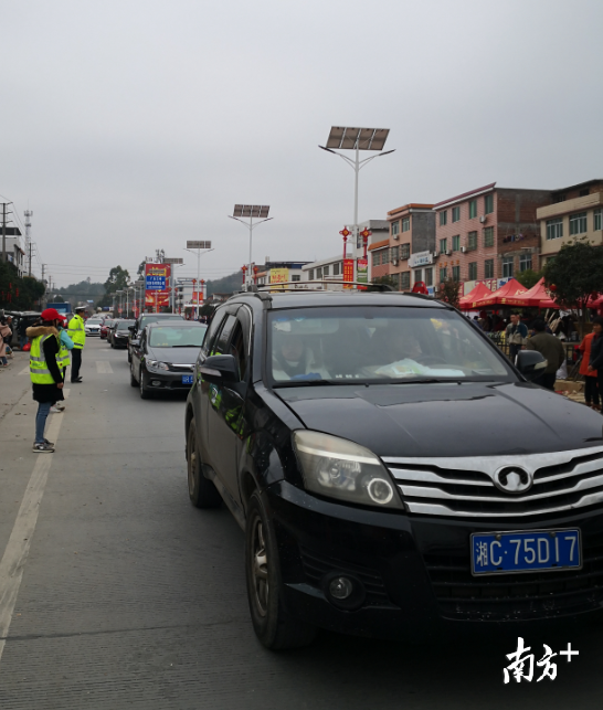 多部门联动,历经10多个小时,确保了G107国道龙坪段过境车辆道路畅通。 多部门联动,历经10多个小时,确保了G107国道龙坪段过境车辆道路畅通。