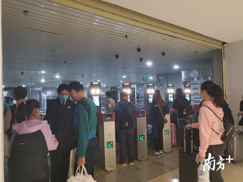 戴口罩执勤的城轨珠海站员工和旅客 戴口罩执勤的城轨珠海站员工和旅客