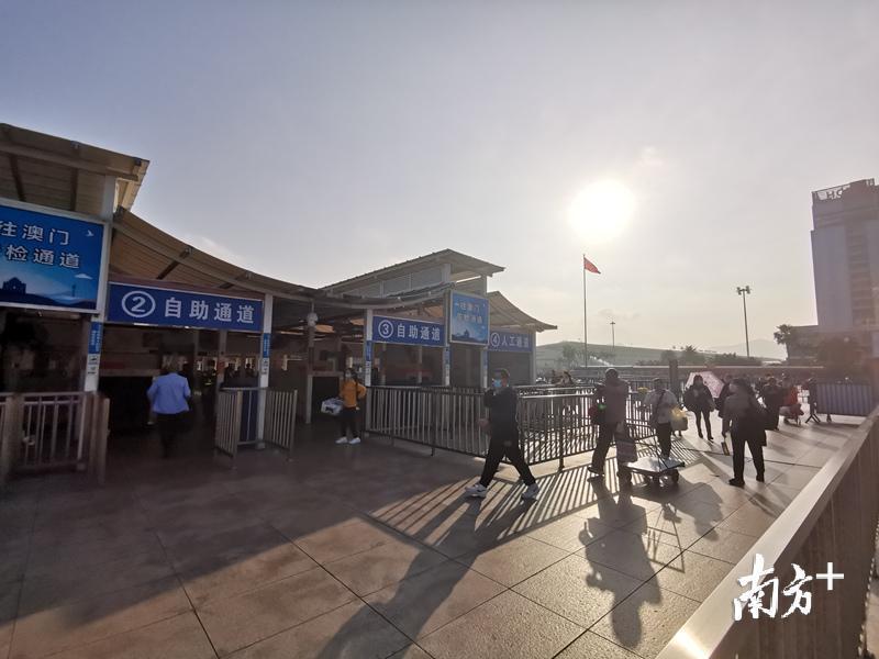 拱北口岸广场,去往澳门出境方向的旅客通道 拱北口岸广场,去往澳门出境方向的旅客通道