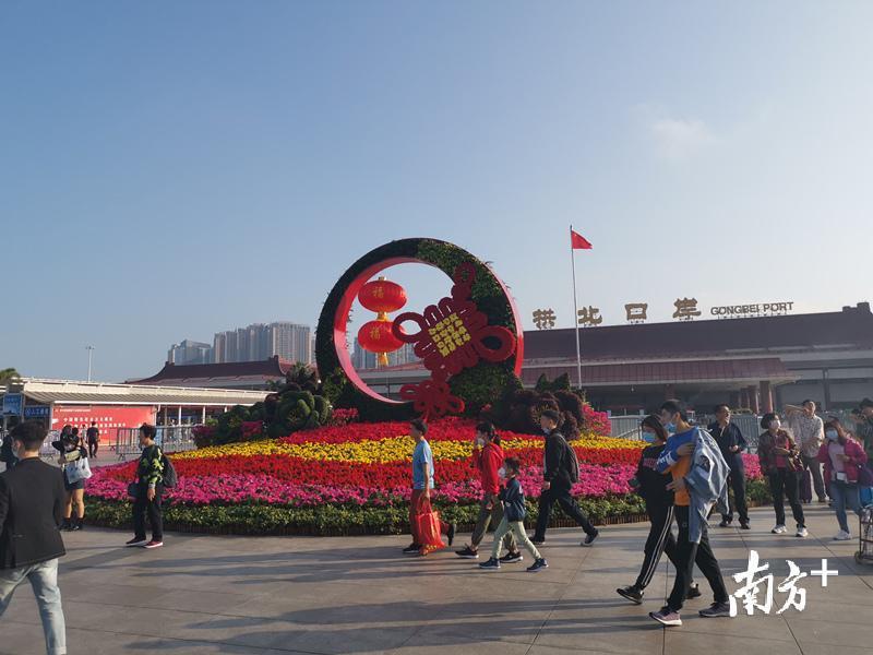 拱北口岸广场,戴口罩行人明显增多 拱北口岸广场,戴口罩行人明显增多