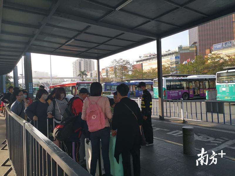 城轨珠海站广场上旅客在排队等候出租车 城轨珠海站广场上旅客在排队等候出租车