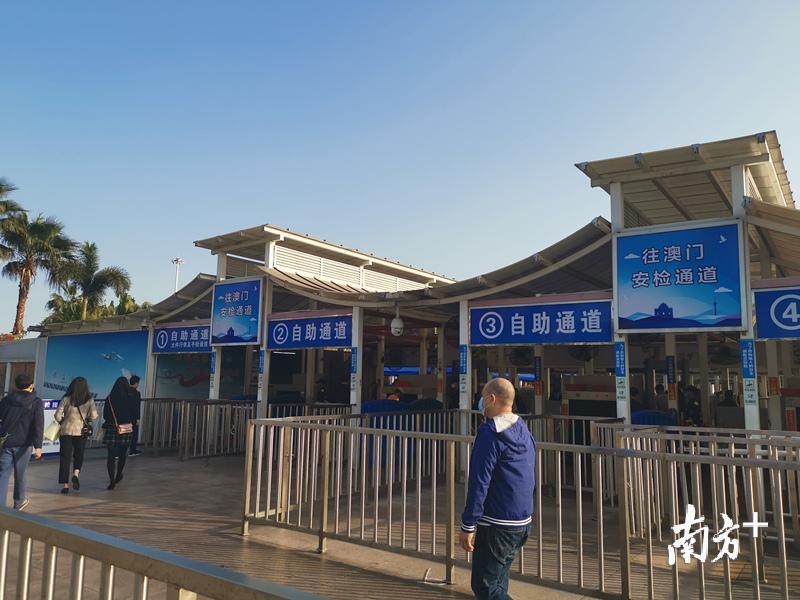 拱北口岸广场,去往澳门出境方向的旅客通道 拱北口岸广场,去往澳门出境方向的旅客通道