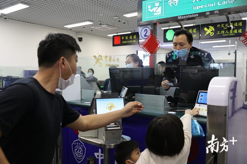 湾仔口岸恢复通关当日,工作人员与大多数旅客均佩戴口罩。(张子恒摄) 湾仔口岸恢复通关当日,工作人员与大多数旅客均佩戴口罩。(张子恒摄)