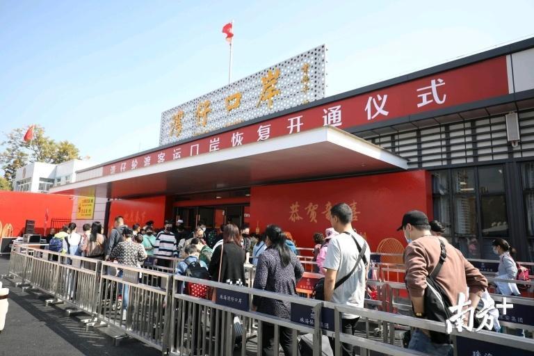 旅客戴口罩,井然有序排队通关 关铭荣 摄 旅客戴口罩,井然有序排队通关 关铭荣 摄