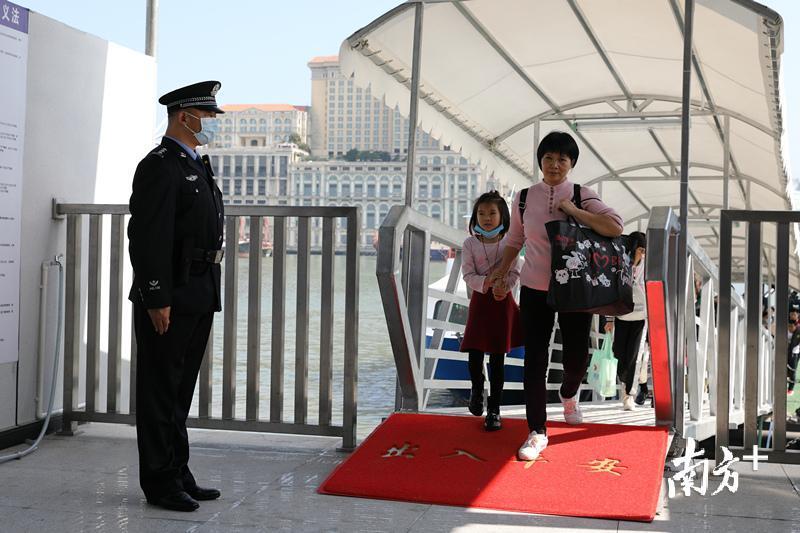 湾仔口岸恢复通关当日,工作人员与大多数旅客均佩戴口罩。(张子恒摄) 湾仔口岸恢复通关当日,工作人员与大多数旅客均佩戴口罩。(张子恒摄)