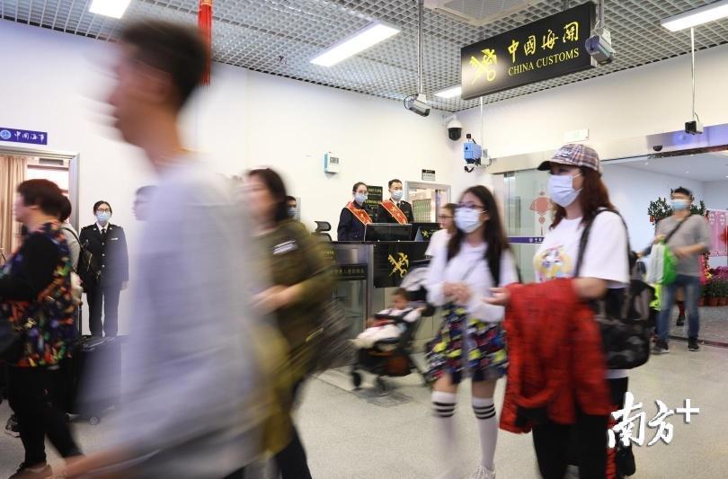 湾仔口岸复航第一天,旅客戴口罩通关。(俞波摄) 湾仔口岸复航第一天,旅客戴口罩通关。(俞波摄)