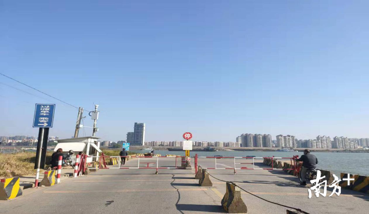 江与船。李明君供图