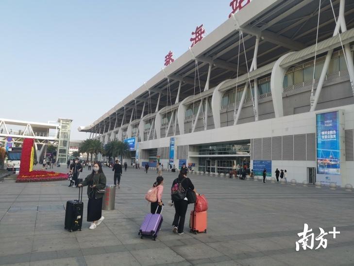 城轨珠海站广场上,佩戴口罩的旅客明显增多 城轨珠海站广场上,佩戴口罩的旅客明显增多