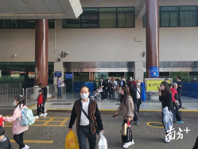 据观察,在拱北口岸的入境方向,大多数旅客都佩戴了口罩 据观察,在拱北口岸的入境方向,大多数旅客都佩戴了口罩