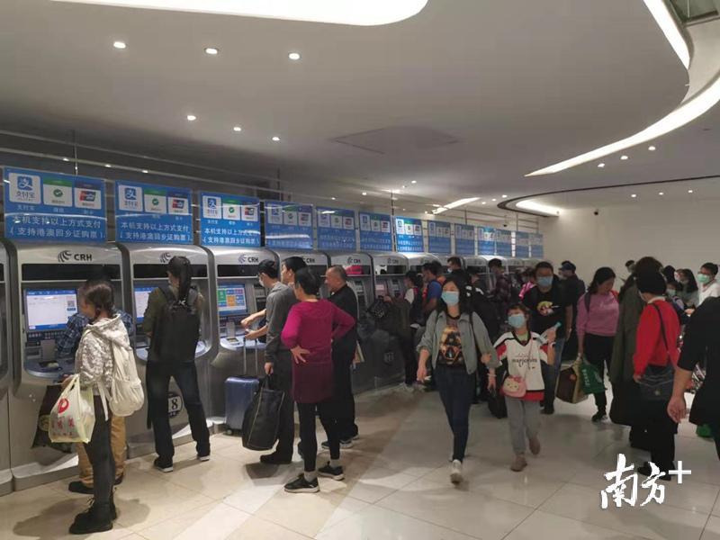 售票大厅买票的旅客也都佩戴口罩 售票大厅买票的旅客也都佩戴口罩