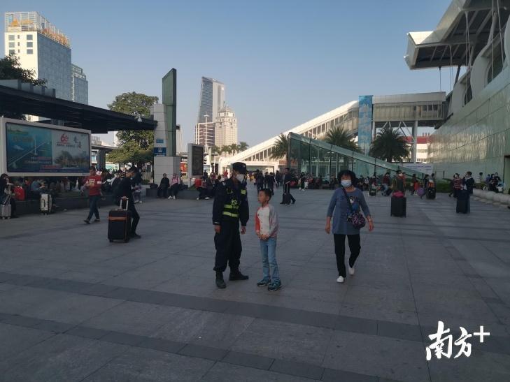 拱北口岸综治队员佩戴口罩执勤 拱北口岸综治队员佩戴口罩执勤