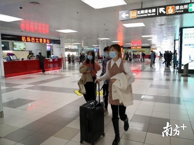 戴口罩的旅客。朱鹏景 摄影