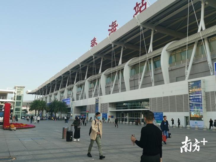 城轨珠海站入口处的佩戴口罩旅客 城轨珠海站入口处的佩戴口罩旅客