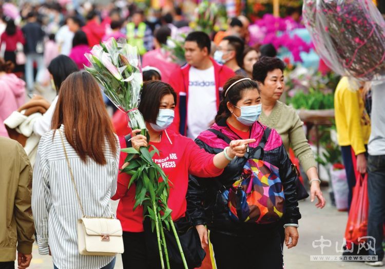 1月22日，不少逛沙岗墟迎春花市的市民戴起了口罩，防范病毒意识提升。 记者 余兆宇 摄