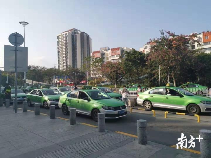 城轨珠海站广场上,佩戴口罩的旅客明显增多 城轨珠海站广场上,佩戴口罩的旅客明显增多