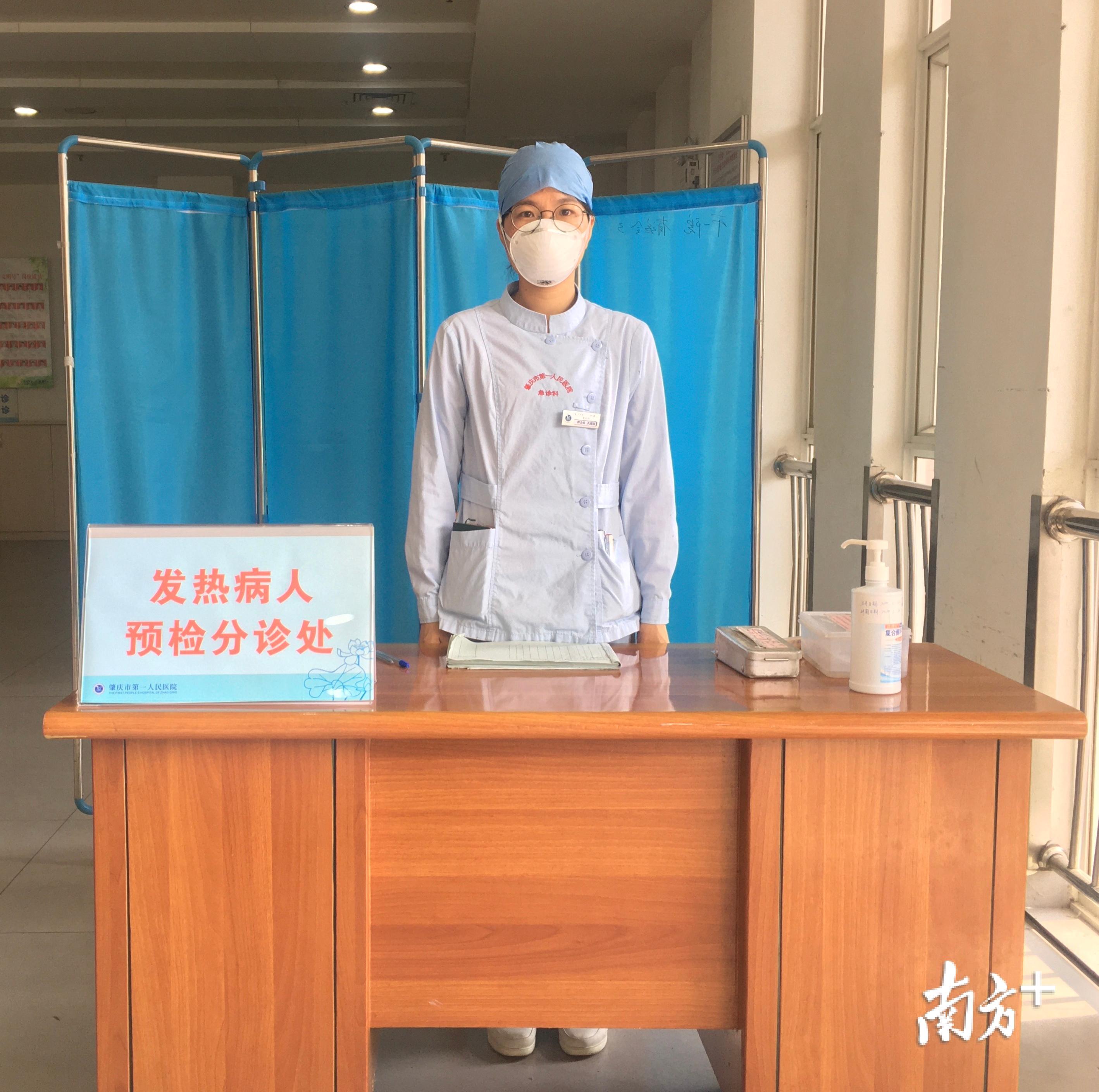 肇庆市第一人民医院医务人员提醒发热病人到预检分诊区初步就诊。