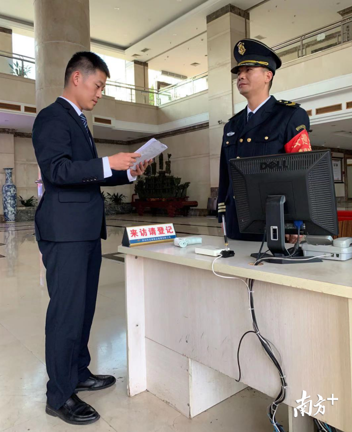 龙城物业布吉街道办项目安全部主管尹清恒检查岗位相关记录情况