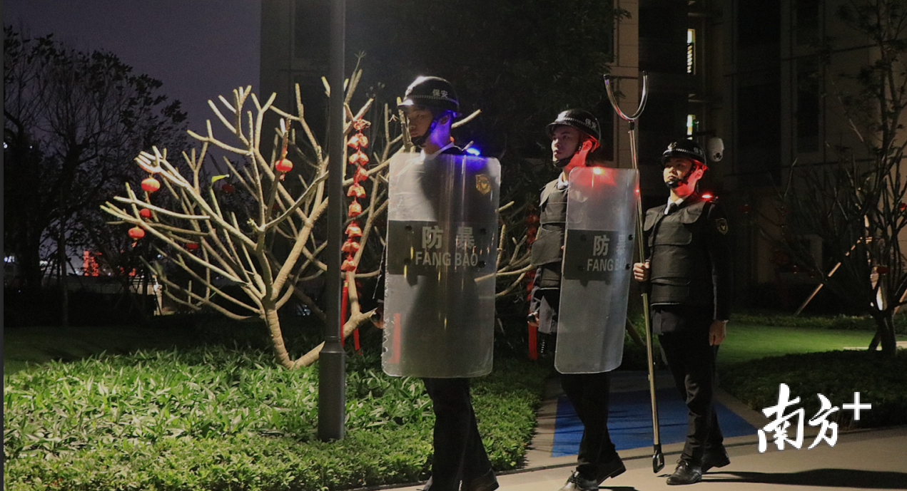 融创月湾首府的安管员兄弟春节期间正在小区巡逻