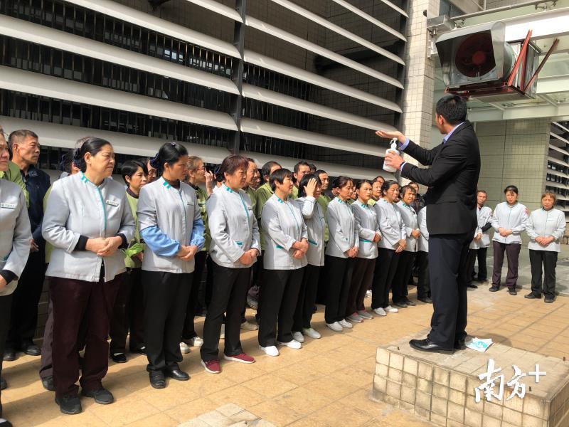 宋强正在为员工们讲解如何做好医院公共场所的消毒