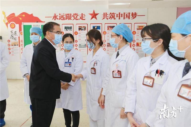 梁维东带队检查应急值守及疫情防控检测情况。图为梁维东慰问市第九人民医院值勤医护人员  程永强 摄