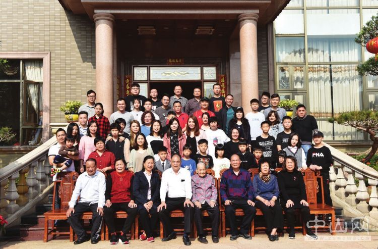 张婆婆与晚辈们一起合影“全家福”。 记者 文波 摄