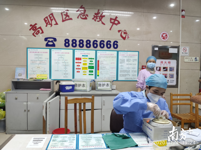 除夕夜,高明区人民医院急诊科内,一位医务人员正在整理体温计。 除夕夜,高明区人民医院急诊科内,一位医务人员正在整理体温计。