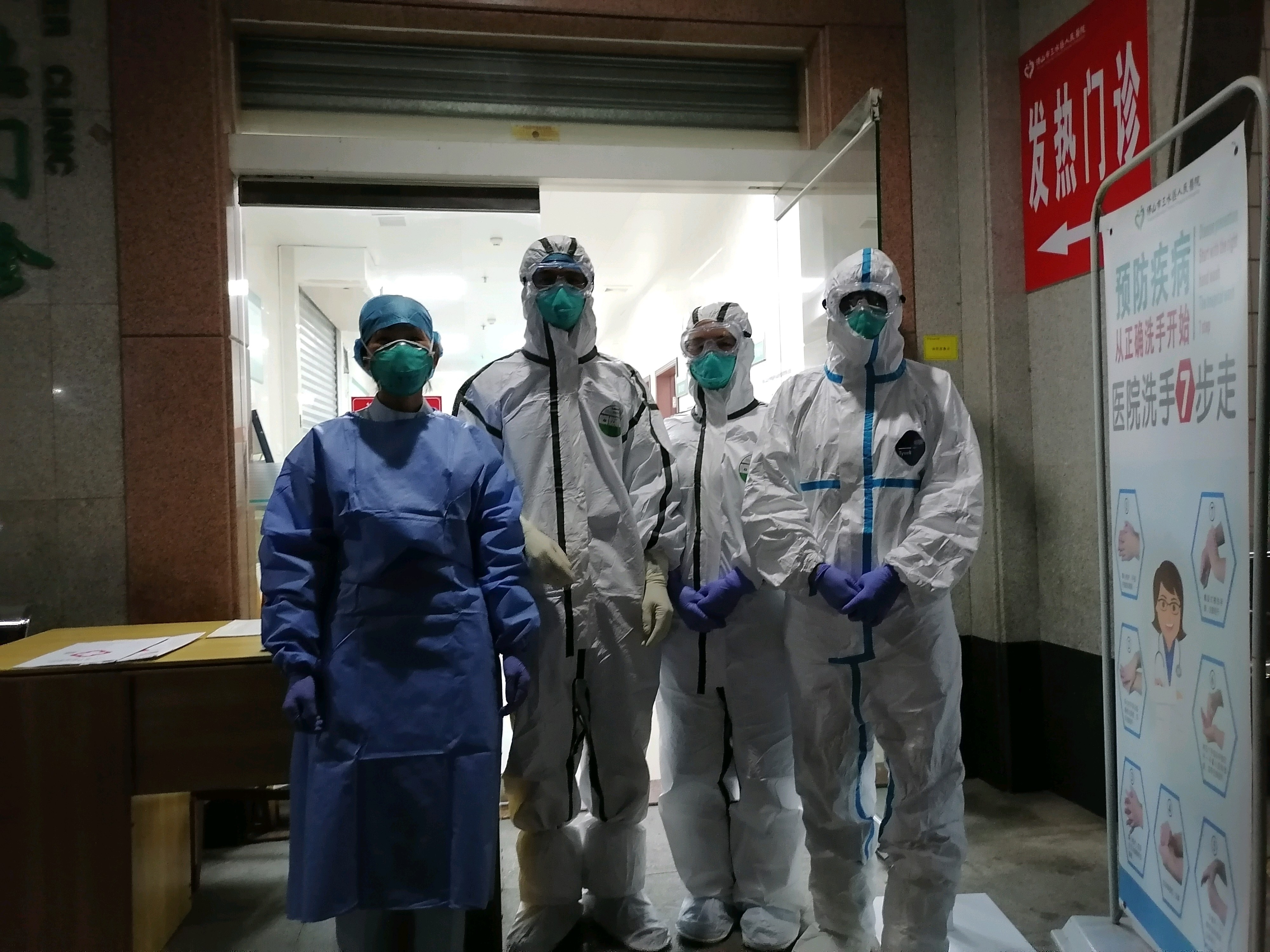 年三十晚，三水区人民医院发热门诊的值班医护人员一起合影留念，庆祝这个特殊的年三十。