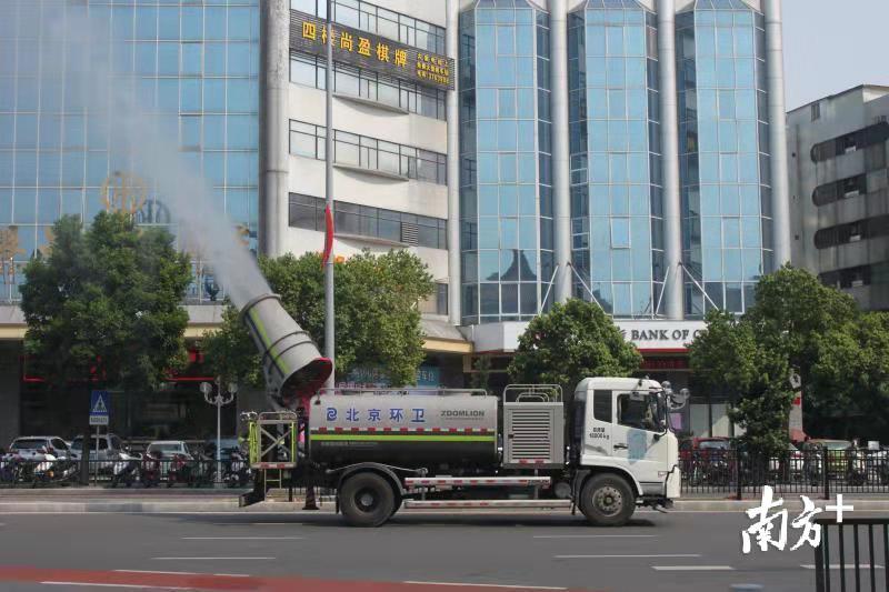 去年7月，蓬江区积极探索新型环卫作业模式，在街头，各种清扫机械车辆增多。