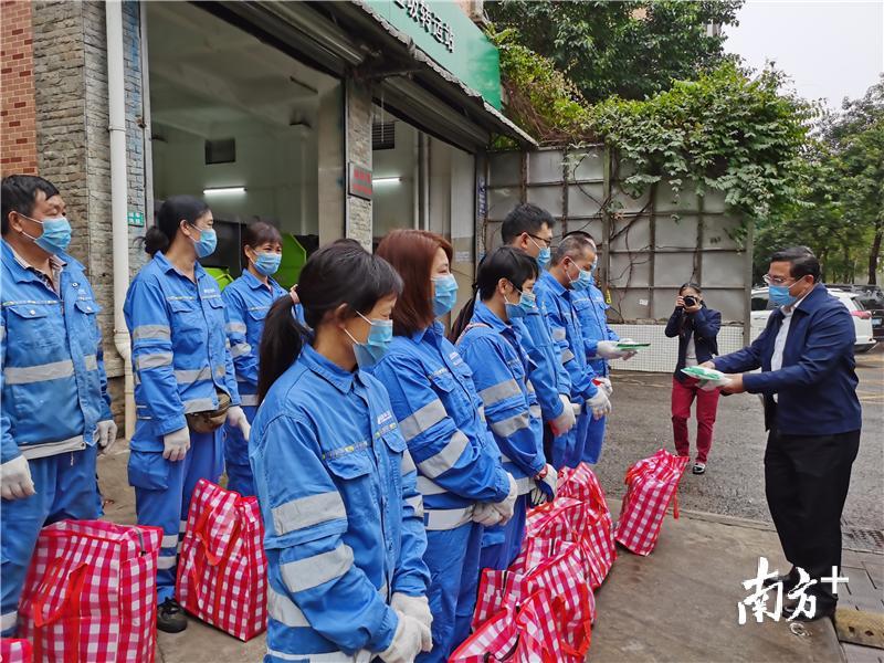 环卫工人们收到一份特殊的新年“礼物”——医用防护口罩。