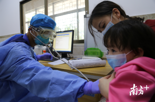 发热门诊正在接诊患者的医生,护目镜上已满是雾气。 发热门诊正在接诊患者的医生,护目镜上已满是雾气。