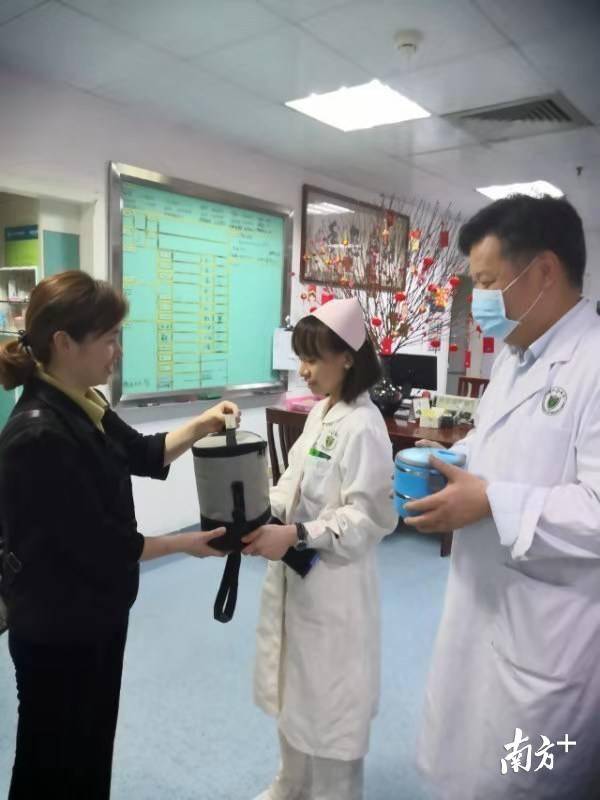 广州医科大学院顺德医院护士长在除夕夜给主动值班的主任、护士送来爱心年夜饭。