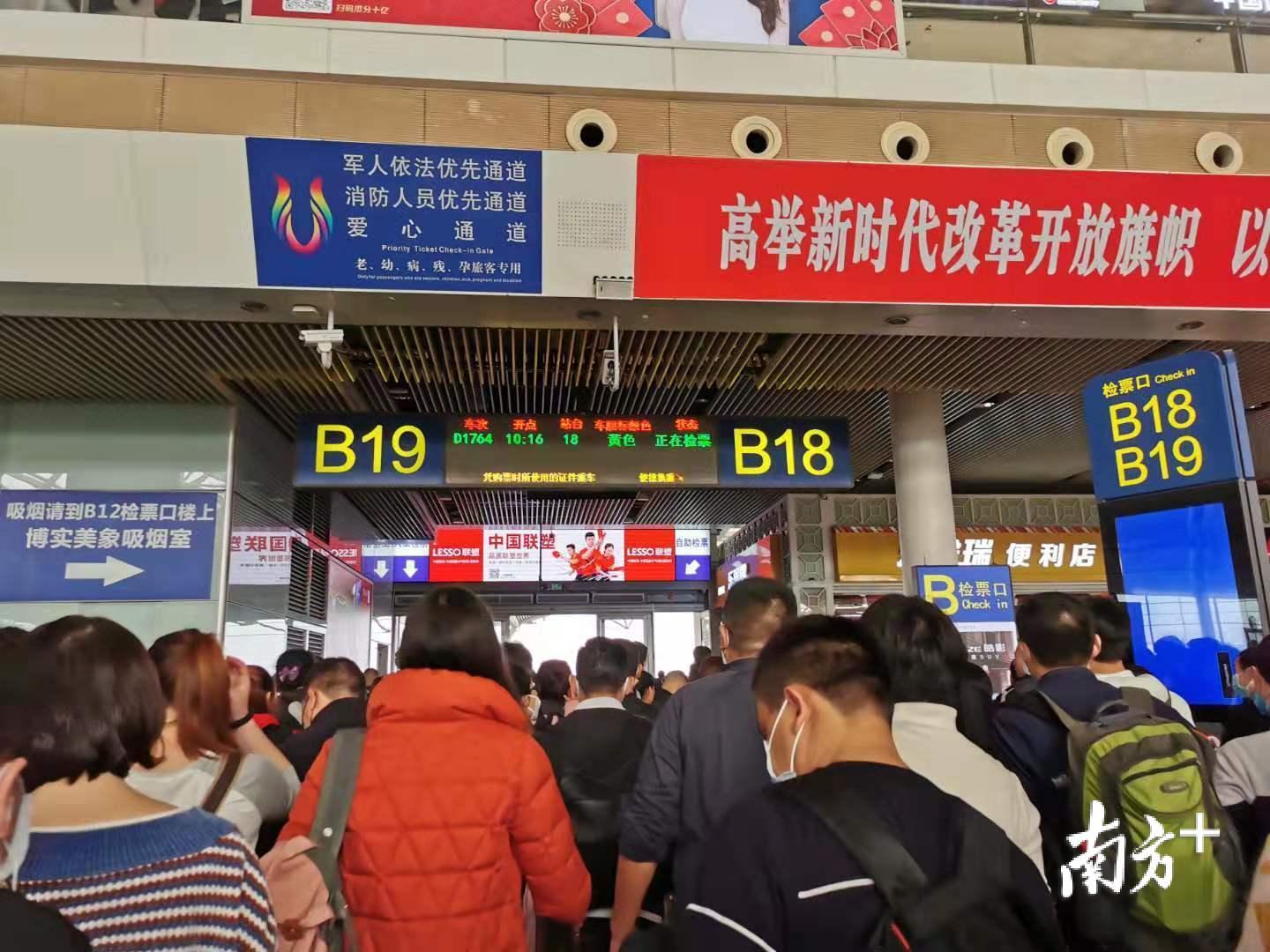 即便人潮拥挤，回家过年是最朴素的愿景