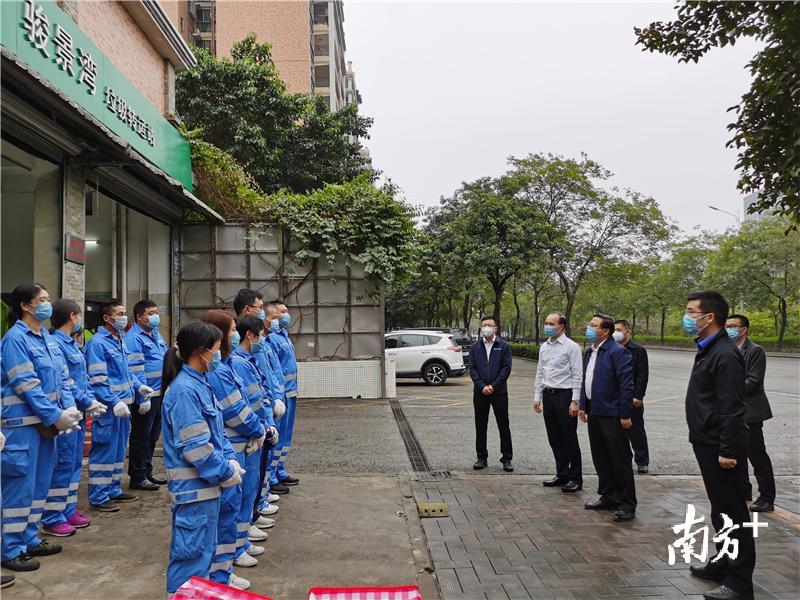 林飞鸣与环卫工人亲切交谈，嘘寒问暖。