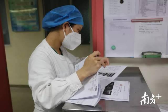 佛山市第一人民医院不少医护人员都放弃了休假,正在一线忙碌。 佛山市第一人民医院不少医护人员都放弃了休假,正在一线忙碌。