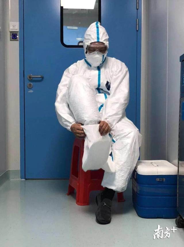 市一医院医生在穿防护服。