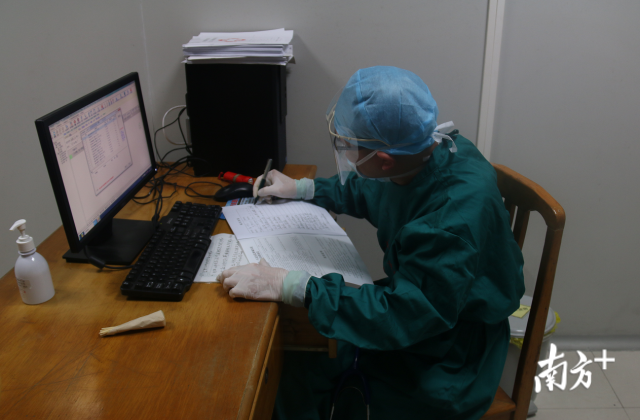 李华东正在工作中。 李华东正在工作中。