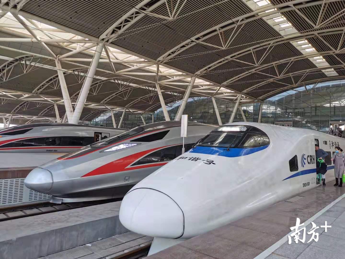 回家的D1764次列车