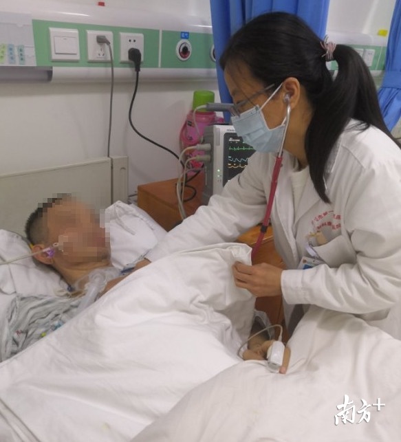 一位刚做完动脉瘤手术的患者反复咳嗽,佛山市第一人民医院同济康复医院住院部神经康复科医生李云波密切留意他的情况。 一位刚做完动脉瘤手术的患者反复咳嗽,佛山市第一人民医院同济康复医院住院部神经康复科医生李云波密切留意他的情况。