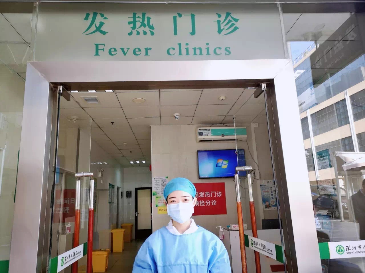 医务人员坚守在工作岗位上。